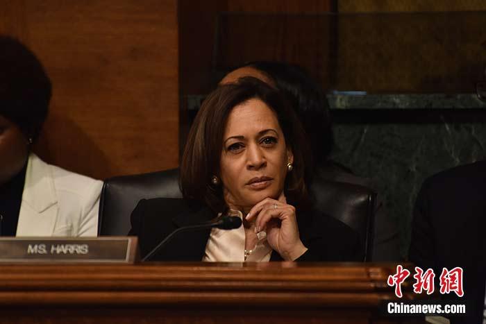 當?shù)貢r間8月11日，美國前副總統(tǒng)、已經(jīng)鎖定民主黨總統(tǒng)候選人提名的拜登選定聯(lián)邦參議員卡瑪拉·哈里斯為其競選搭檔、民主黨副總統(tǒng)候選人。哈里斯成為美國歷史上首位被提名為副總統(tǒng)候選人的非裔女性。圖為哈里斯此前出席國會聽證會(資料圖)。<a target='_blank' href='/'><p  align=