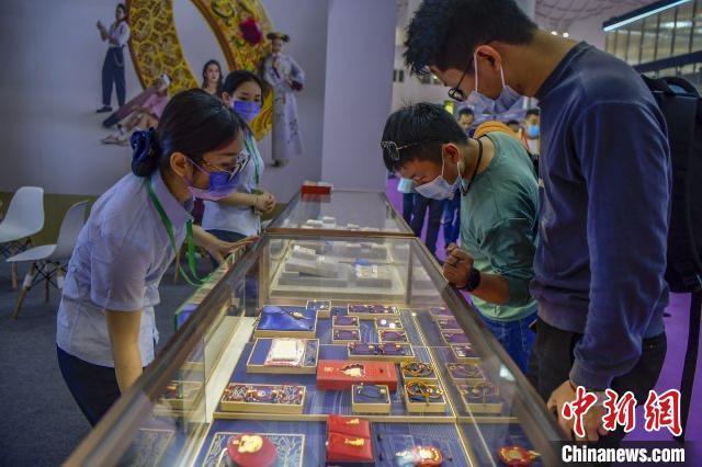 資料圖：民眾選購(gòu)金飾品。駱云飛 攝