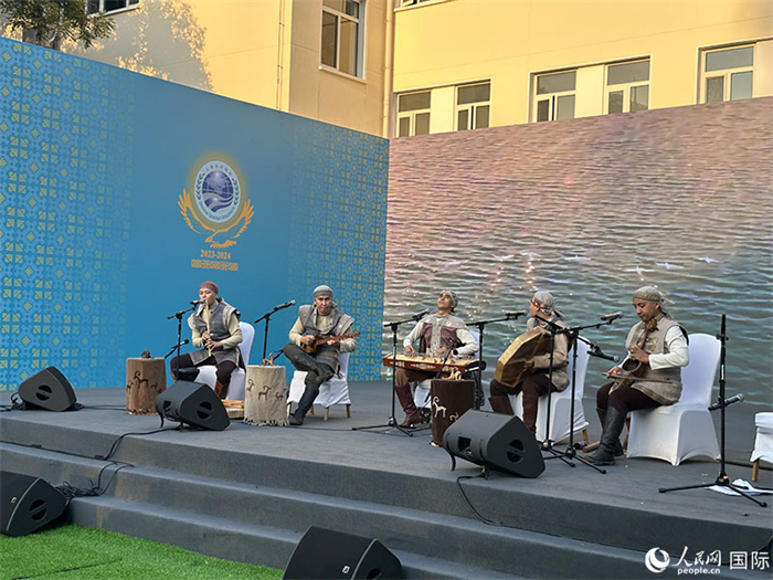哈薩克斯坦著名音樂組合“圖蘭”樂隊演奏民族音樂。人民網(wǎng) 阿爾達克攝