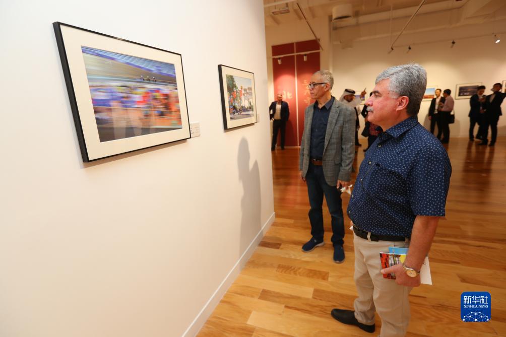9月18日，人們?cè)诳ㄋ柖喙⒂^“你好，北京”攝影展。新華社記者隋先凱攝