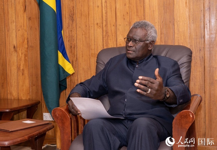 2023年9月14日，所羅門群島總理梅納西·索加瓦雷在首都霍尼亞拉接受人民網(wǎng)記者專訪。（人民網(wǎng) 賀吉攝影 ）