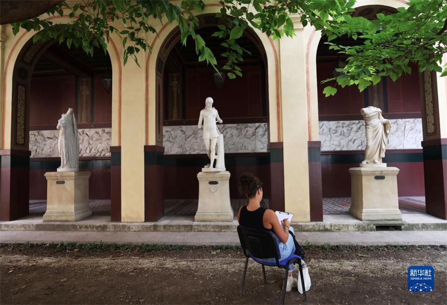 9月17日，在法國巴黎國立高等美術(shù)學(xué)院舉行的歐洲遺產(chǎn)日活動(dòng)上，參觀者參與繪畫創(chuàng)作和體驗(yàn)。新華社記者 高靜 攝