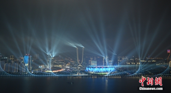 9月23日，杭州第19屆亞運會開幕式在浙江杭州奧體中心體育場舉行。圖為璀璨燈光秀點亮錢塘江夜空。<a target='_blank' href='/'><p  align=