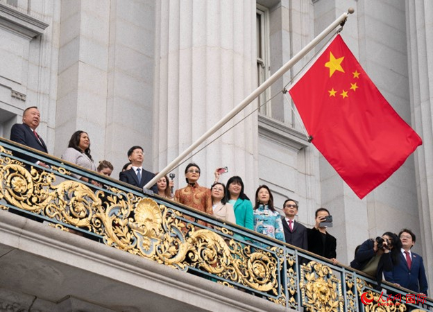 當(dāng)?shù)貢r(shí)間9月29日，中國(guó)駐舊金山總領(lǐng)事張建敏與舊金山市長(zhǎng)倫敦·布理德一起在舊金山市政廳陽(yáng)臺(tái)升起中國(guó)國(guó)旗，慶祝中華人民共和國(guó)成立74周年。人民網(wǎng)記者 鄧圩攝