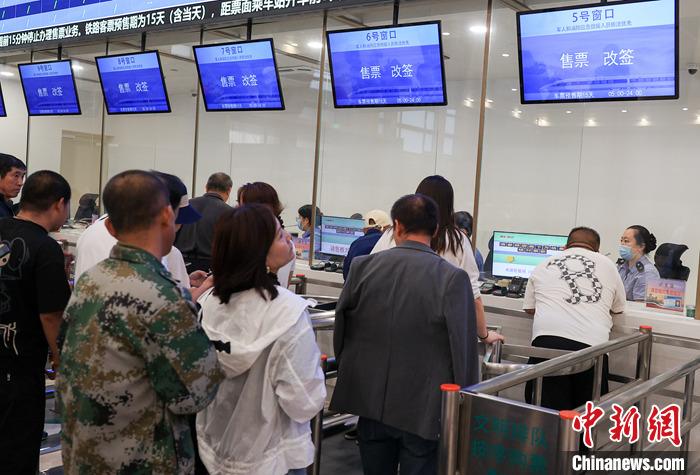 9月21日，旅客在北京站售票大廳內(nèi)購(gòu)買火車票。當(dāng)日，鐵路部門開始發(fā)售10月5日火車票。國(guó)鐵集團(tuán)發(fā)布數(shù)據(jù)顯示，9月13日至20日已發(fā)售火車票1.5億張。鐵路部門將在9月27日至10月1日、10月4日至7日增開200列夜間高鐵，車票已陸續(xù)開始發(fā)售，盡最大努力滿足旅客出行需求。 <a target='_blank' href='/'><p  align=