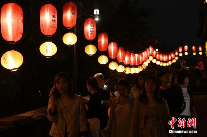 圖為游客夜游山城巷感受山城獨(dú)特魅力。<a target='_blank' href='/' ><p  align=