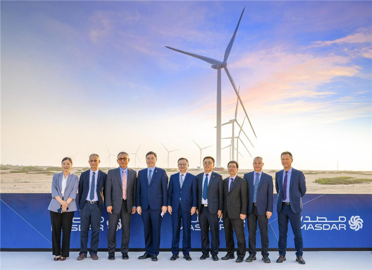 中方建設(shè)者在風(fēng)電場合影。中國電建供圖