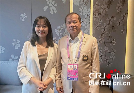 　　△柬埔寨國家奧委會(huì)主席、柬埔寨亞運(yùn)代表團(tuán)團(tuán)長(zhǎng)唐坤（右）接受記者采訪