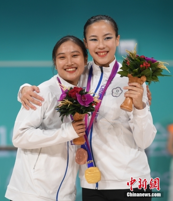 10月7日，杭州第19屆亞運(yùn)會(huì)輪滑項(xiàng)目女子花樣輪滑單人滑長(zhǎng)節(jié)目決賽在錢(qián)塘輪滑中心舉行。結(jié)合短節(jié)目決賽成績(jī)，中國(guó)臺(tái)北選手洪筱晴(左)以94.38分的總成績(jī)奪得女子花樣輪滑單人滑冠軍，中國(guó)臺(tái)北選手張致如(右)獲得季軍。<a target='_blank' href='/'><p  align=