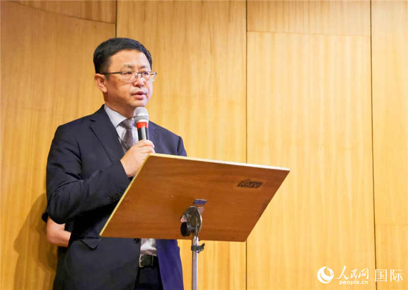 中國駐里約熱內(nèi)盧總領事館商務參贊徐元勝發(fā)表致辭。人民網(wǎng)記者 陳海琪攝