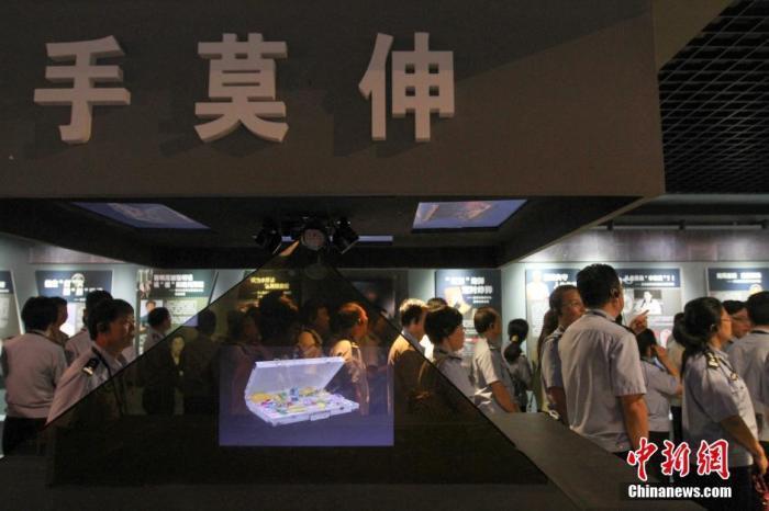 資料圖：2015年10月，海南省公安廳組織黨員干部前往反腐倡廉警示教育基地參觀受教。洪堅鵬 攝