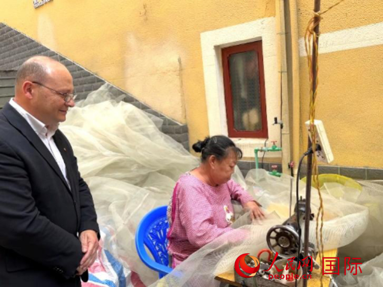 馬耳他瑪格麗特中學(xué)“中國角”教師馬丁·阿佐帕迪在福建省寧德市下歧村參觀。人民網(wǎng)記者 周雨攝