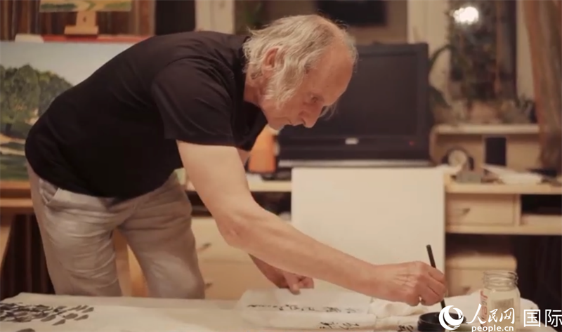 伊戈?duì)枴げ紶枛|諾夫在畫作上題詞。人民網(wǎng)記者 馬天翼攝