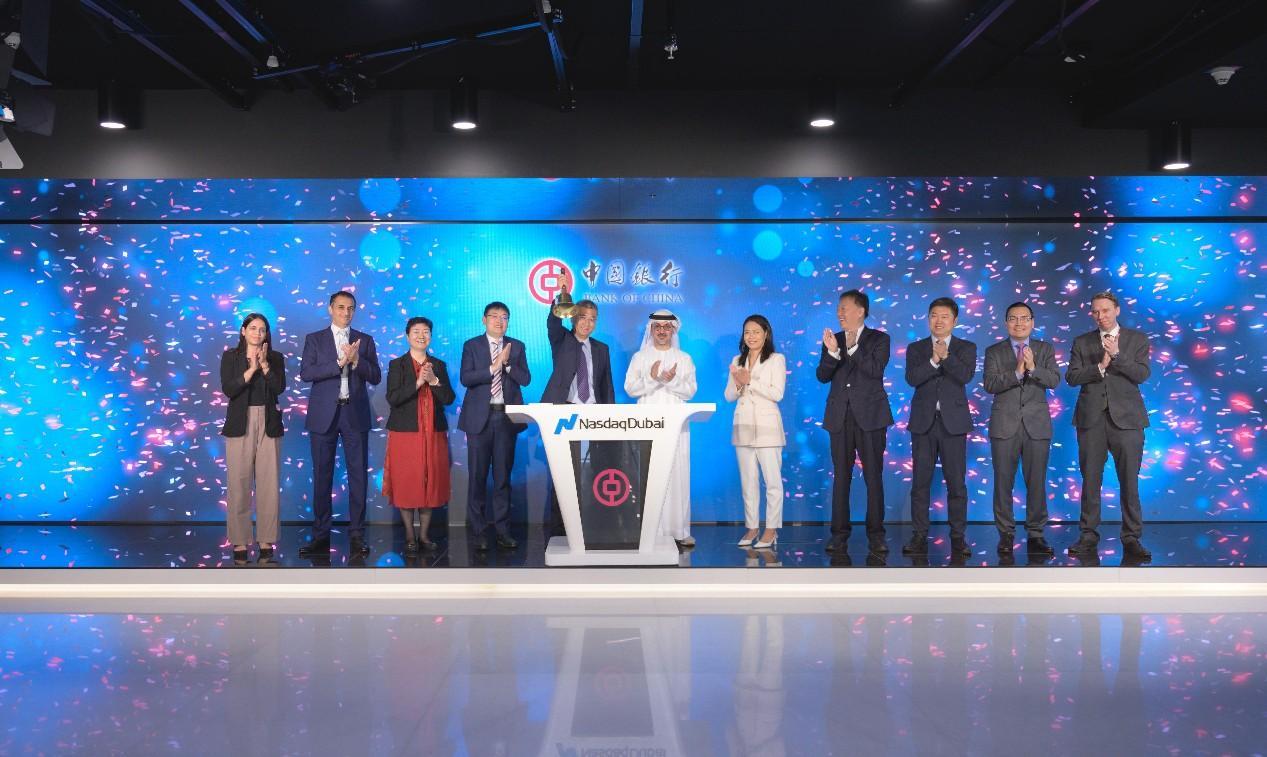 圖為中外嘉賓出席搖鈴儀式。迪拜納斯達(dá)克供圖