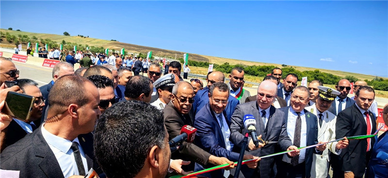2023年8月12日，阿爾及利亞總理阿卜杜拉赫曼（前右四）參加阿爾及利亞東西高速公路東標(biāo)段主線84公里段通車儀式。中信建設(shè)供圖