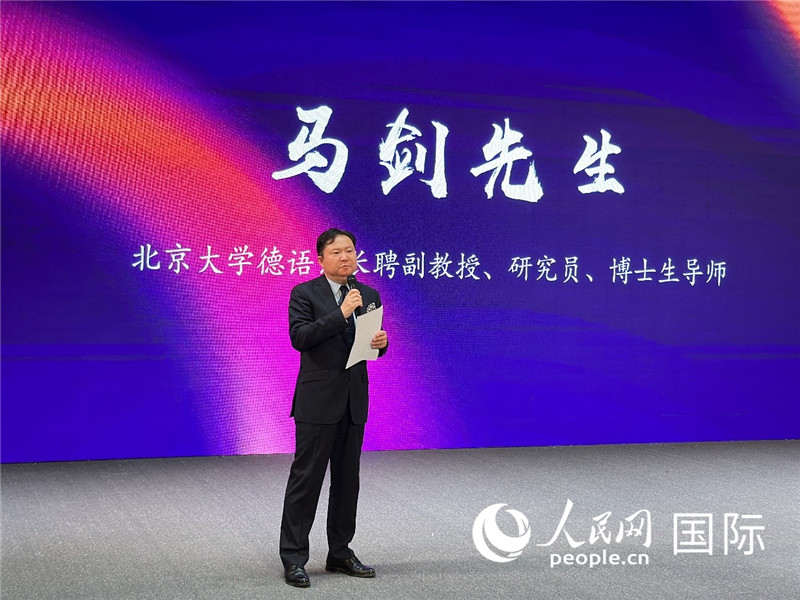 北京大學(xué)德語系長聘副教授馬劍點(diǎn)評學(xué)生表現(xiàn)。（攝影：張麗鷗）