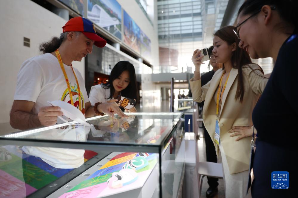 10月16日，參會記者在“一帶一路”國際合作高峰論壇新聞中心參觀展示的中國非物質(zhì)文化遺產(chǎn)展品。新華社記者 陳斌 攝