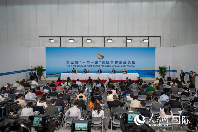 10月16日，第三屆“一帶一路”國際合作高峰論壇新聞中心在北京國家會(huì)議中心舉行首場(chǎng)吹風(fēng)會(huì)，邀請(qǐng)自然資源部國際合作司和相關(guān)單位負(fù)責(zé)人介紹有關(guān)情況，并回答記者提問。人民網(wǎng)記者 翁奇羽攝