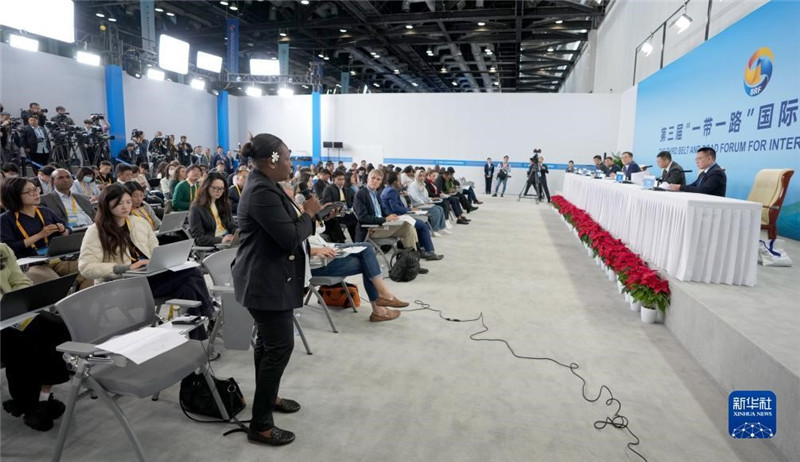 10月16日，第三屆“一帶一路”國際合作高峰論壇新聞中心在北京國家會(huì)議中心舉行首場(chǎng)吹風(fēng)會(huì)，邀請(qǐng)自然資源部國際合作司和相關(guān)單位負(fù)責(zé)人介紹有關(guān)情況，并回答記者提問。新華社記者 王毓國攝