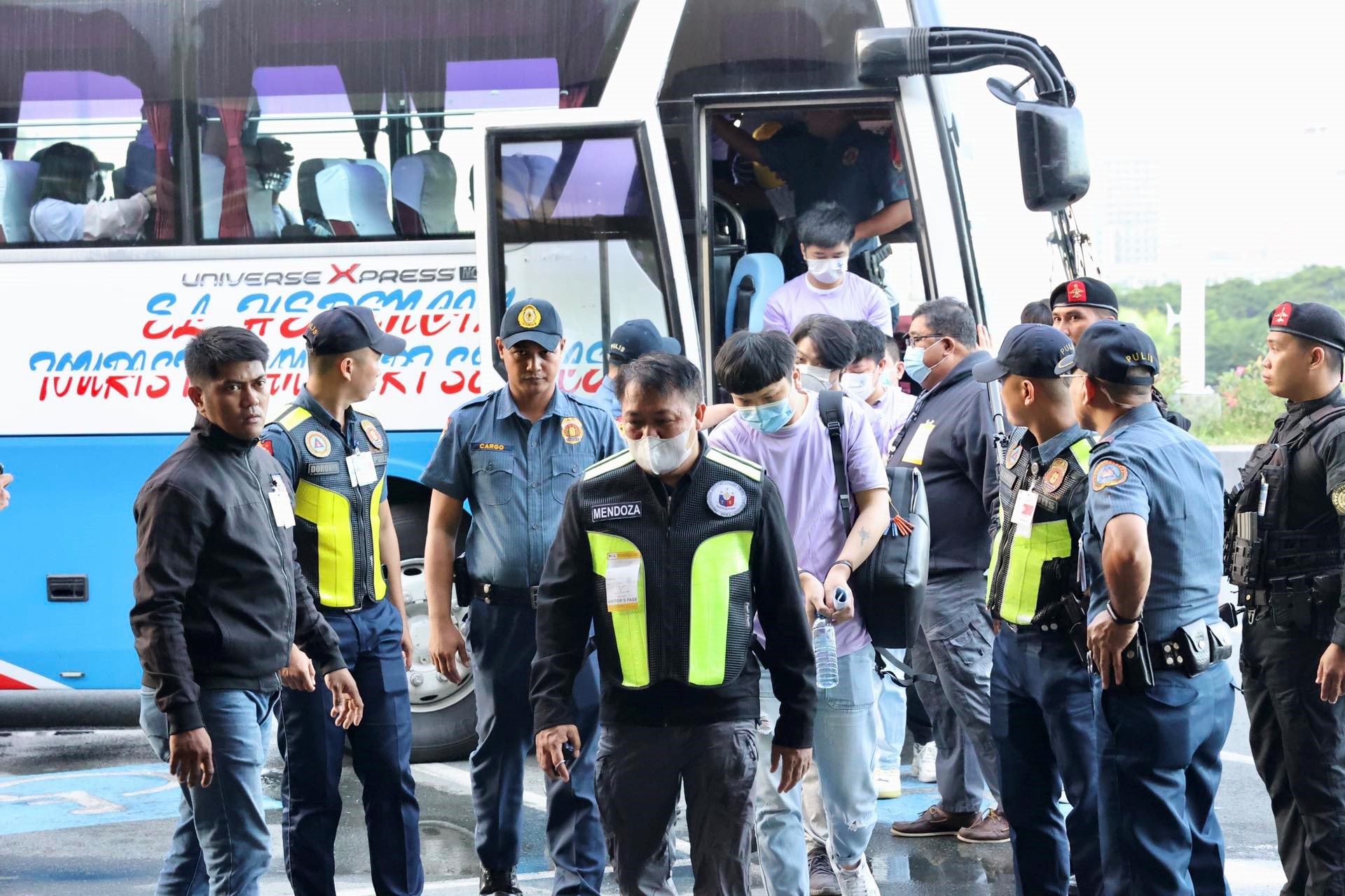 中菲兩國執(zhí)法部門合作遣返在菲從事離岸博彩的中國公民。中國駐菲律賓使館供圖