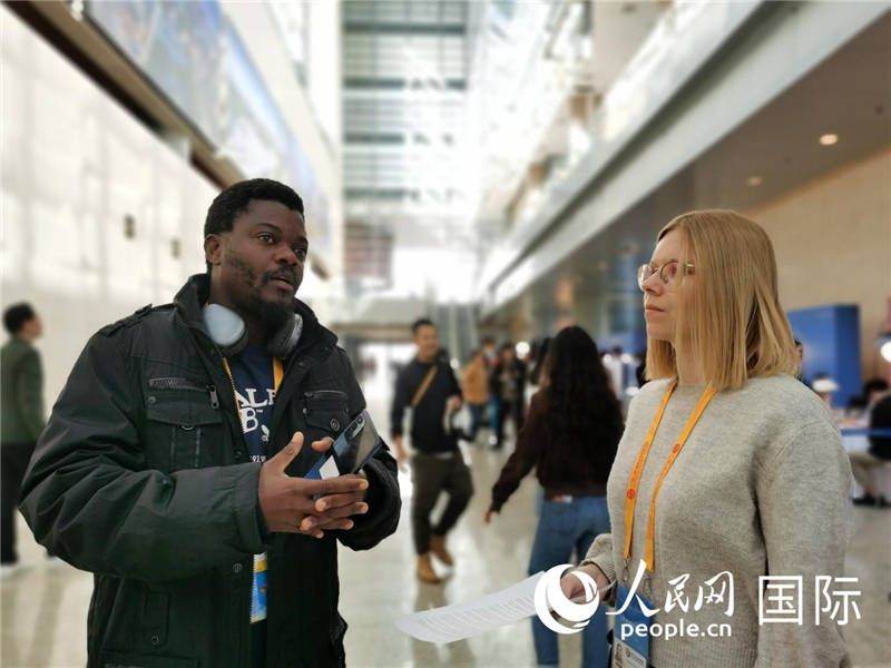 剛果（金）未來集團廣播電視部記者雨果-恩澤扎接受人民網(wǎng)采訪。人民網(wǎng) 孫鴻宇攝