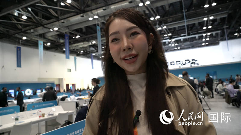 泰國(guó)TOPNEWS電視臺(tái)主播蓬薩婉?乍如潘（Phonsawan Jarupan）與記者交談。人民網(wǎng) 楊春燕攝