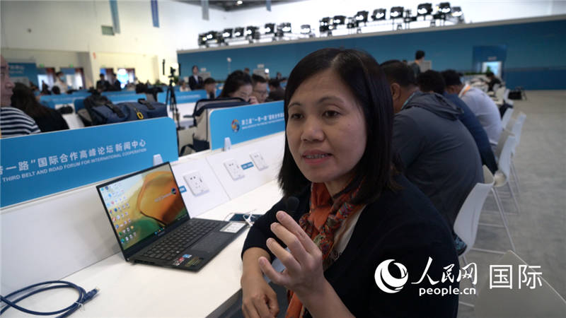 越南之聲廣播電臺(tái)記者胡鴻行（音譯，H? H?ng H?nh）與記者交談。人民網(wǎng) 楊春燕攝