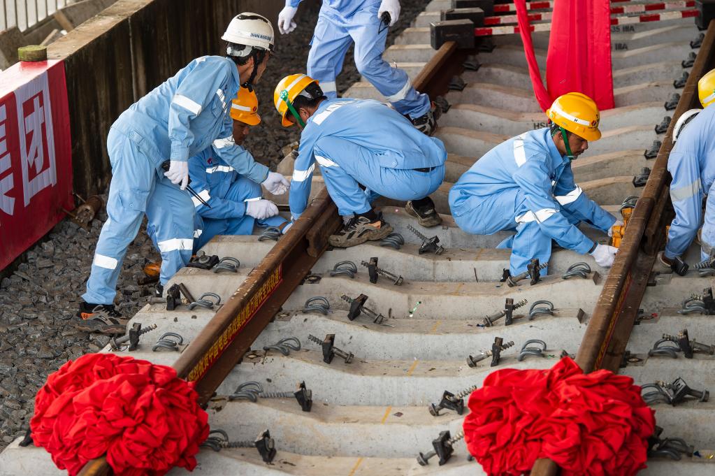 3月31日，在印度尼西亞雅加達(dá)雅萬高鐵哈利姆車站，工人鋪設(shè)雅萬高鐵全線最后一根鋼軌。