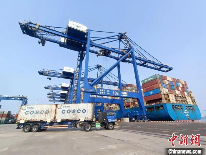 圖為海南洋浦國(guó)際集裝箱碼頭，卡車將集裝箱從后方堆場(chǎng)運(yùn)往碼頭裝卸區(qū)?！?jiān)潞?攝