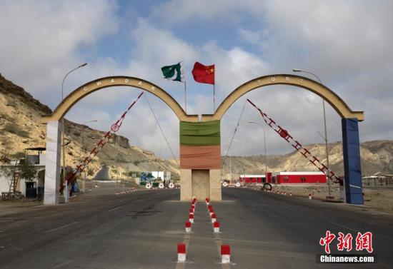 5月5日，瓜達爾港出入口的拱門。瓜達爾港是阿拉伯海沿岸的一座天然不凍良港，也是中巴經(jīng)濟走廊的南端起點。中國公司自2013年開始取得瓜達爾港的運營權，目前各項工作逐步展開。盡管自然條件差、物資匱乏，但瓜達爾卻有著重要的地理位置。瓜達爾是巴基斯坦通往波斯灣和阿拉伯海的大門，距離霍爾木茲海峽僅400公里。作為一帶一路有益補充的中巴經(jīng)濟走廊經(jīng)濟構架的確立，使位于巴基斯坦最南端的瓜達爾港成為中巴經(jīng)濟走廊的一個重要出?？?。<a target='_blank' href='/'><p  align=
