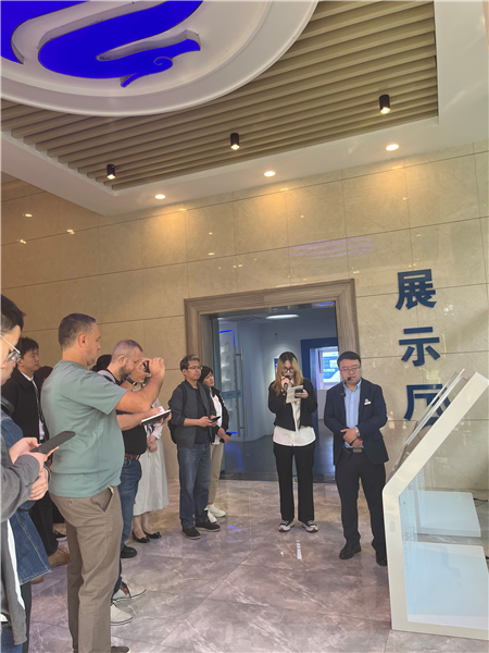 （在文瀾智谷中試產(chǎn)業(yè)基地，中外記者深入了解科技轉(zhuǎn)化情況 趙橙涔攝）