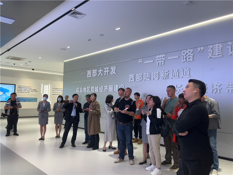 （成都國際鐵路港展廳，中外記者邊聽邊記，了解成都國際鐵路港運(yùn)行情況 趙橙涔攝