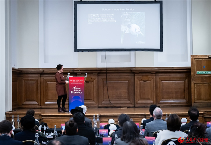 英國旅游達人瑪麗亞·拉莫爾作來川游歷主題分享。人民網(wǎng) 郭錦標攝