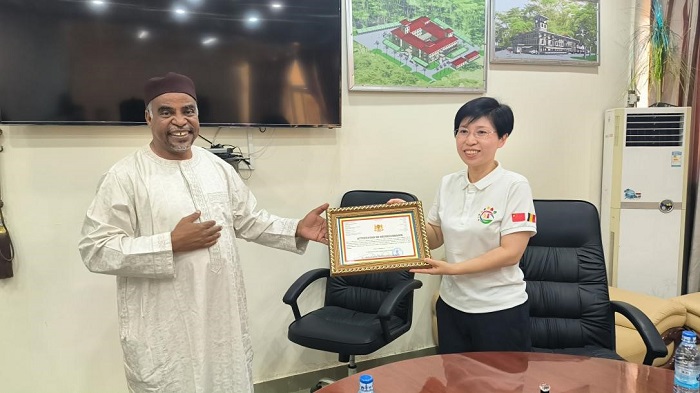 江西省衛(wèi)健委婦幼處處長(zhǎng)葉穎代表組派部門(mén)接受乍得衛(wèi)生部表彰。中國(guó)（江西）第18批援乍得醫(yī)療隊(duì)供圖