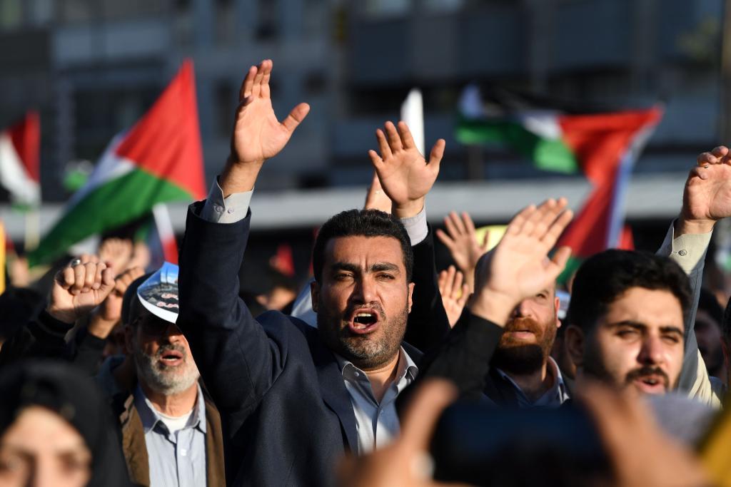 10月18日，人們在伊朗德黑蘭舉行集會。當(dāng)日，突尼斯、土耳其、伊朗等多國民眾舉行集會，表達(dá)對巴勒斯坦人民的支持，并譴責(zé)針對加沙城醫(yī)院的襲擊。新華社記者 沙達(dá)提 攝