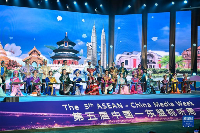 10月21日，在馬來西亞行政首都普特拉賈亞，演員在第五屆中國—東盟視聽周開幕活動上表演。新華社記者 程一恒 攝