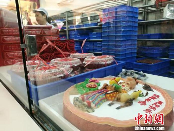 資料圖：等待銷(xiāo)售的重陽(yáng)糕。　鐘升 攝