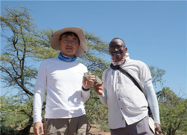 新發(fā)現(xiàn)的典型勒瓦婁哇石核和勒瓦婁哇尖狀器。中肯聯(lián)合考古隊供圖