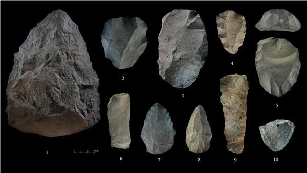 石制品 1.手斧 2、4、5.勒瓦婁哇石核（循環(huán)剝片法、優(yōu)先剝片法）3.勒瓦婁哇石葉石核 6.勒瓦婁哇石葉 7、8.勒瓦婁哇尖狀器 9.石葉 10.錐形石葉石核。中肯聯(lián)合考古隊供圖
