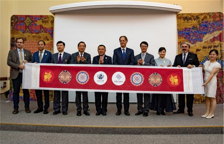 “絲路綺粲—中國(guó)絲綢藝術(shù)展”開幕式在匈牙利首都布達(dá)佩斯舉行。布達(dá)佩斯中國(guó)文化中心供圖