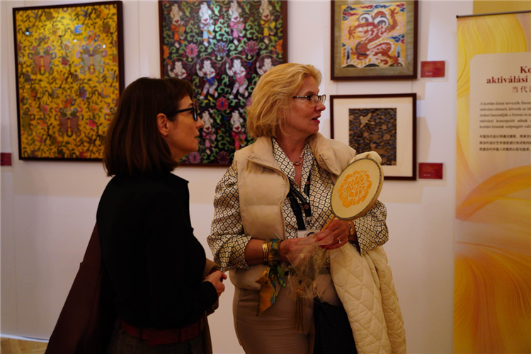 游客觀賞。布達(dá)佩斯中國(guó)文化中心供圖