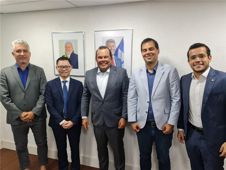 巴伊亞州副州長杰拉爾多·儒尼奧爾（中）與中國—巴伊亞州礦業(yè)委員會主要成員合影。巴西巴伊亞州“中國—巴伊亞州礦業(yè)委員會”供圖