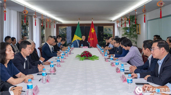 當(dāng)?shù)貢r(shí)間10月23日，國(guó)務(wù)院僑務(wù)辦公室主任陳旭（中）在巴西里約熱內(nèi)盧出席國(guó)務(wù)院僑辦代表團(tuán)與里約僑界座談會(huì)。  王天聰 攝