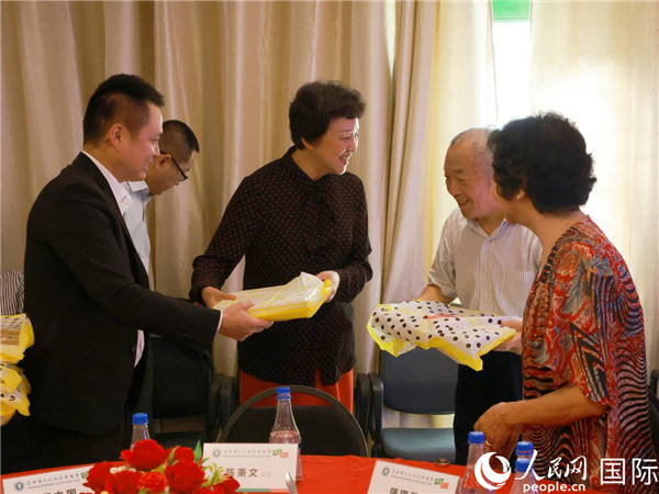 當(dāng)?shù)貢r(shí)間10月23日，國(guó)務(wù)院僑務(wù)辦公室主任陳旭（中）在巴西華人文化交流協(xié)會(huì)會(huì)館出席里約僑界舉辦的重陽節(jié)敬老聯(lián)歡活動(dòng)，并為里約僑界長(zhǎng)者代表送上慰問品。  人民網(wǎng)記者 陳海琪攝