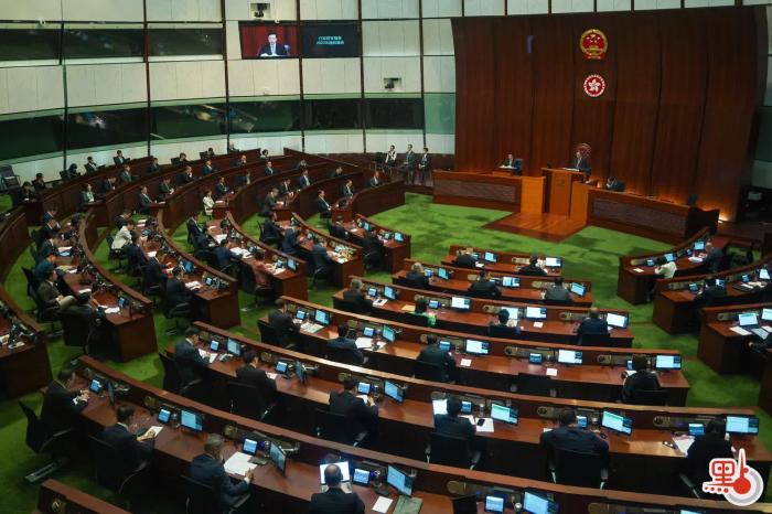 李家超在立法會宣讀新一份施政報告。圖片來源：香港“點(diǎn)新聞” 麥鈞杰 攝