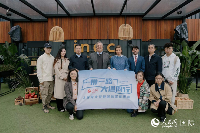 在烏拉圭第118屆普拉多牧農(nóng)業(yè)國(guó)際博覽會(huì)上，烏拉圭國(guó)家肉類協(xié)會(huì)主席與人民網(wǎng)記者合影。人民網(wǎng)記者 張若涵攝