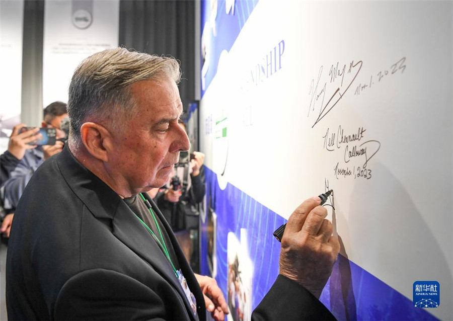 11月1日，美中航空遺產(chǎn)基金會(huì)主席格林在重慶史迪威博物館友誼墻上簽名。新華社記者 王全超 攝