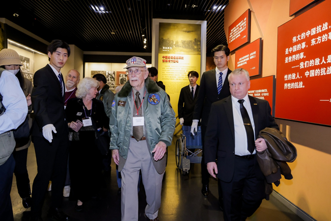 2023年10月30日，美國(guó)飛虎隊(duì)老兵梅爾·麥克馬倫一行參訪中國(guó)人民抗日戰(zhàn)爭(zhēng)紀(jì)念館。中國(guó)人民對(duì)外友好協(xié)會(huì)供圖