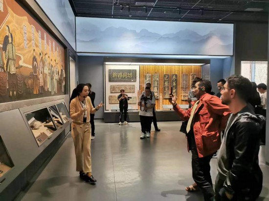  2023“一帶一路”媒體合作論壇聯(lián)合采訪團(tuán)參觀中國(guó)藥都中醫(yī)藥博物館。（本報(bào)記者 黃超攝）