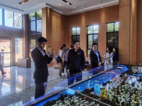 　　10月24日，2023“一帶一路”媒體合作論壇聯(lián)合采訪團團員在清水塘投資集團招商服務中心參觀。本報記者 常雯宜攝